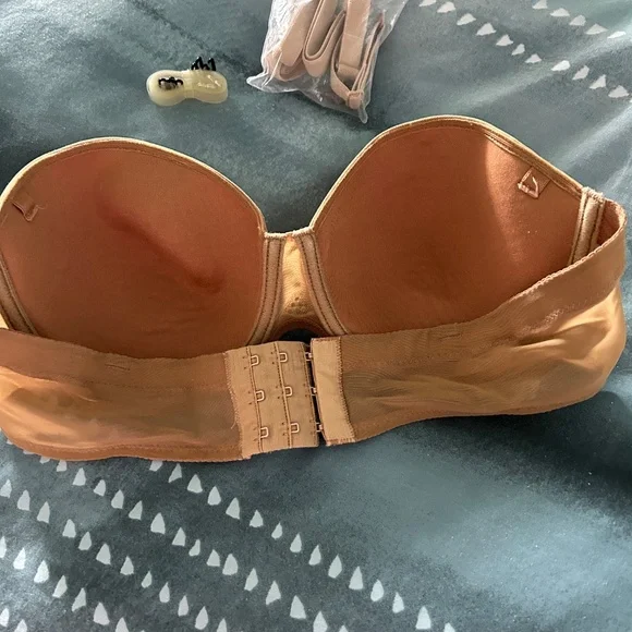 Strap Less Bra - Picture 3 of 4